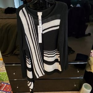 Pullover sweater. B&W. Assymetrical design & hem.